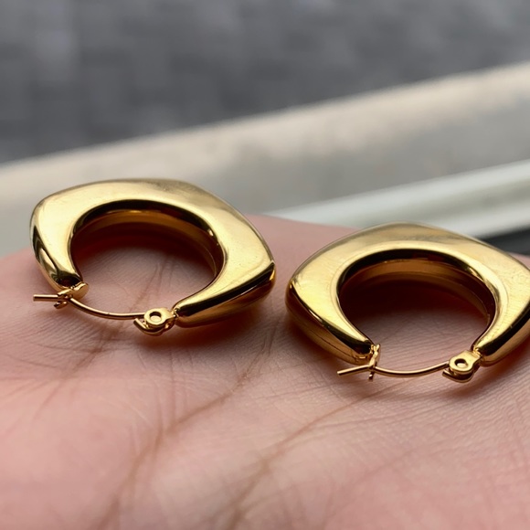 💍Gold Plated Chunky Hoop Earrings💍 - Picture 3 of 4